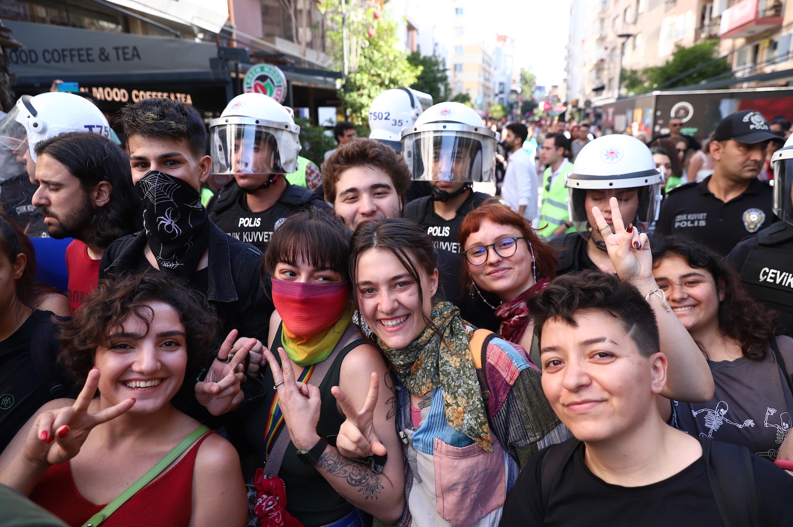 11. İzmir Onur Yürüyüşü'nden polis şiddeti ve lubunya direnişi kareleri Kaos GL - LGBTİ+ Haber Portalı