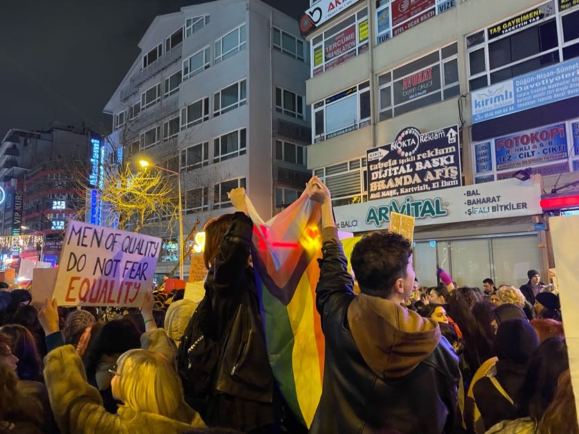 18. Ankara Feminist Gece Yürüyüşü’nde kadınlar ve LGBTİ+’lar Sakarya Caddesi’ndeydi! | Kaos GL - LGBTİ+ Haber Portalı Haber