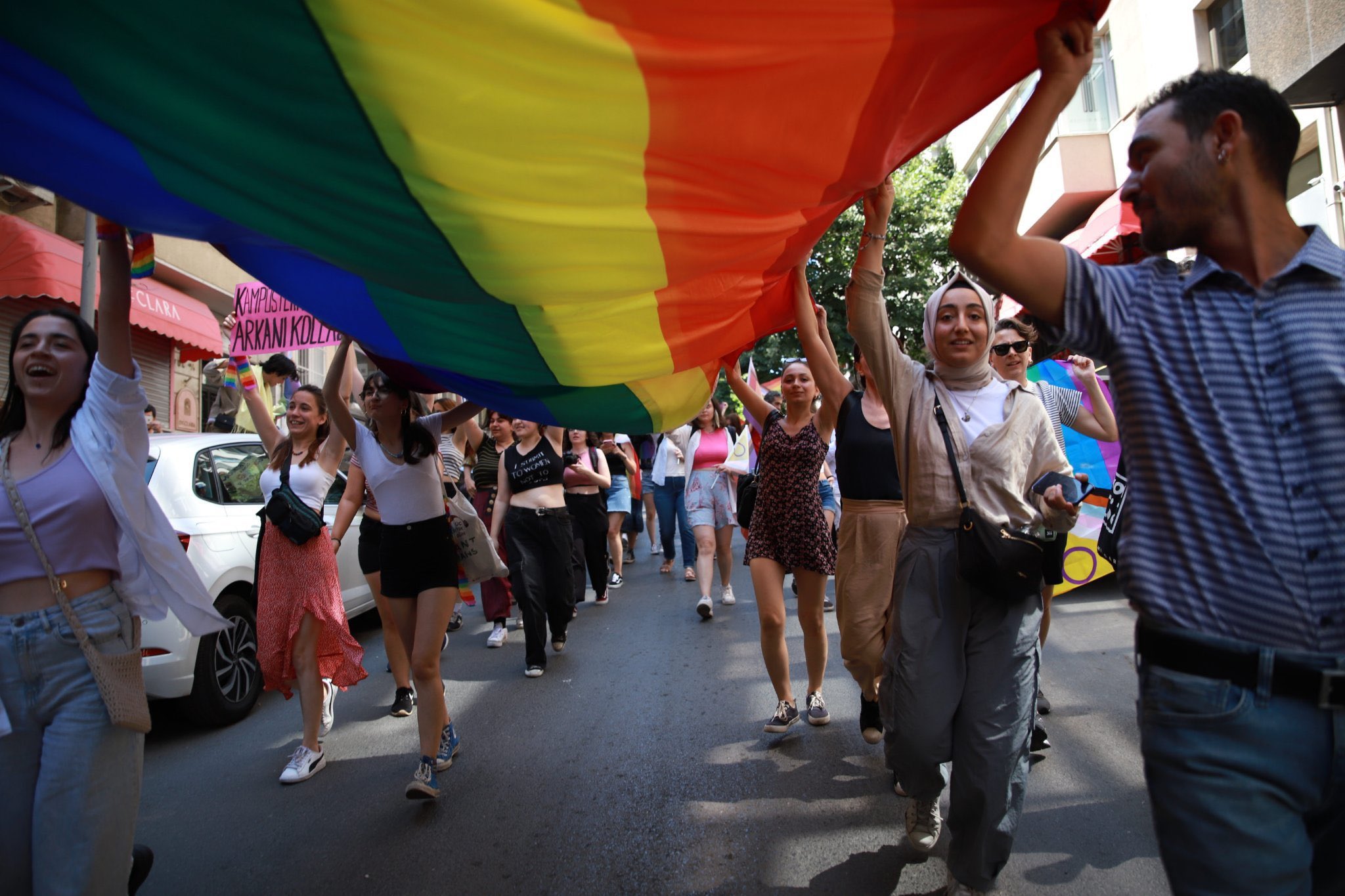 Onur Ayı kronolojisi: Yasaklar, LGBTİ+'ları durduramadı | Kaos GL - LGBTİ+ Haber Portalı Haber