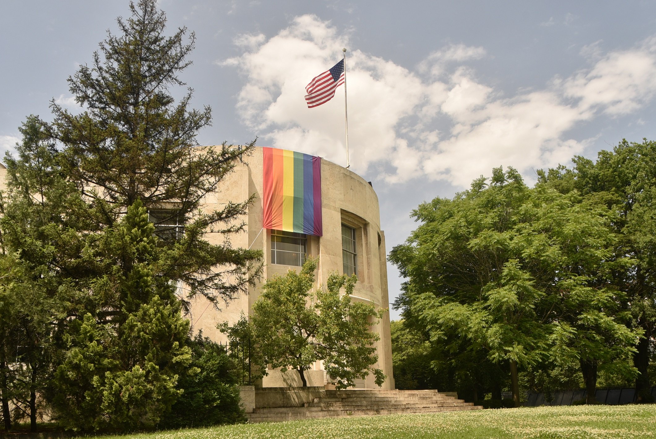 ABD elçiliklerinde gökkuşağı bayrağı asılması yasaklanacak Kaos GL - LGBTİ+ Haber Portalı