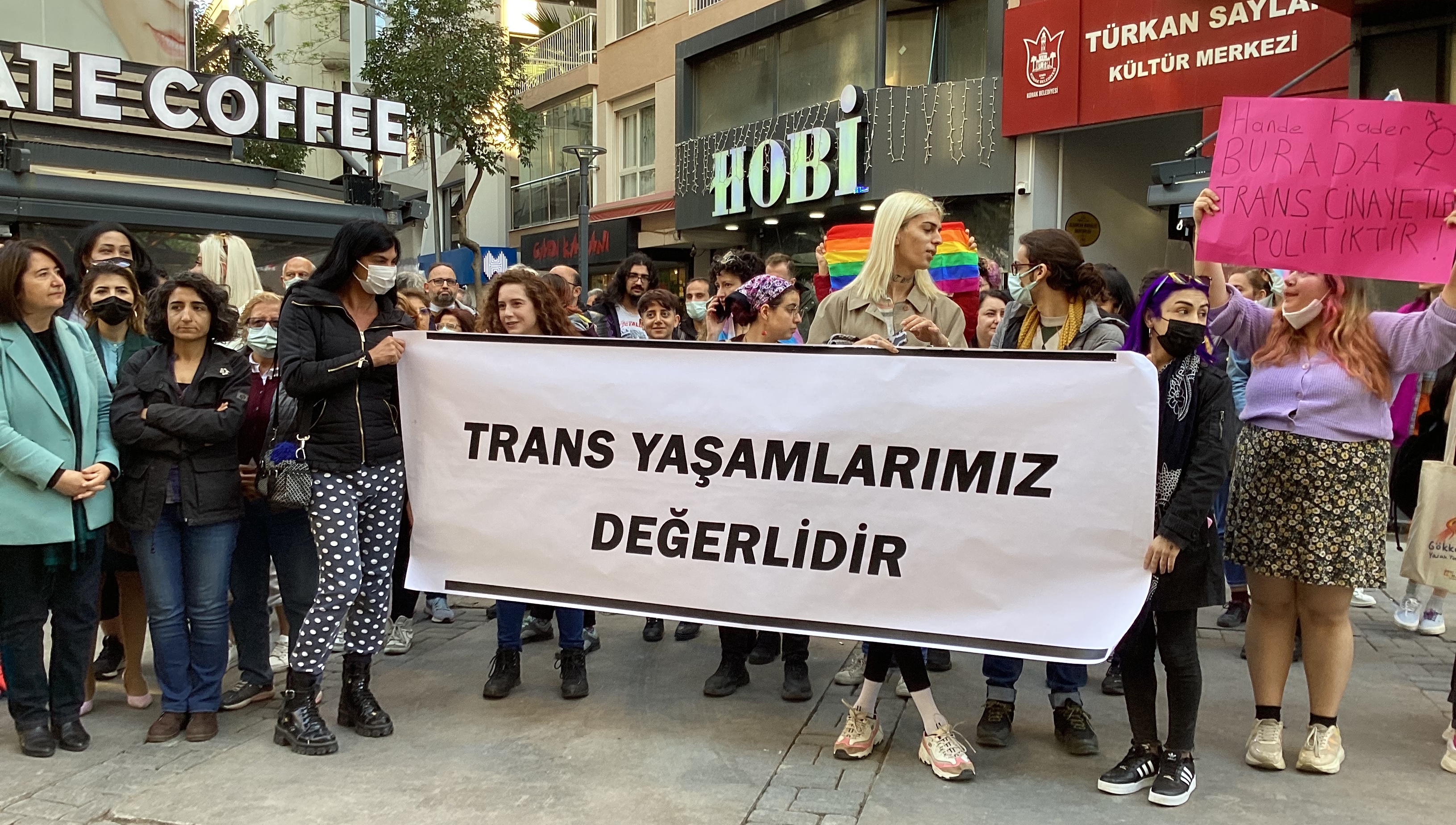 İzmir’de polis ve bekçi el ele trans kadınlara işkence yapıyor! | Kaos GL - LGBTİ+ Haber Portalı Haber