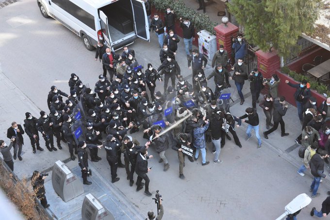 Ankara’da Boğaziçi eylemine polis saldırdı, gözaltılar var Kaos GL - LGBTİ+ Haber Portalı