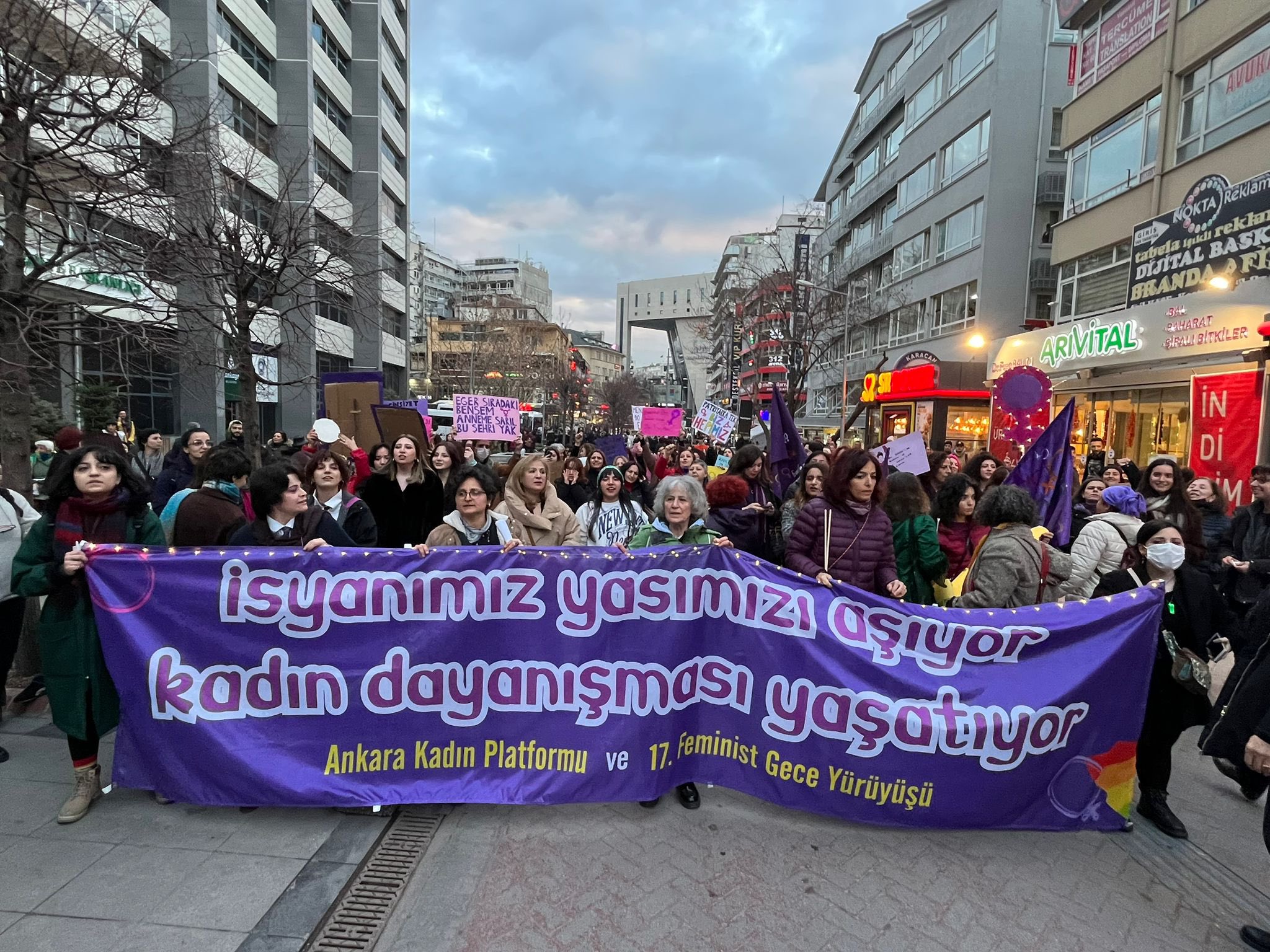 Ankara’da Feminist Gece Yürüyüşü: İsyanımız yasımızı aşıyor, kadın dayanışması yaşatıyor! Kaos GL - LGBTİ+ Haber Portalı