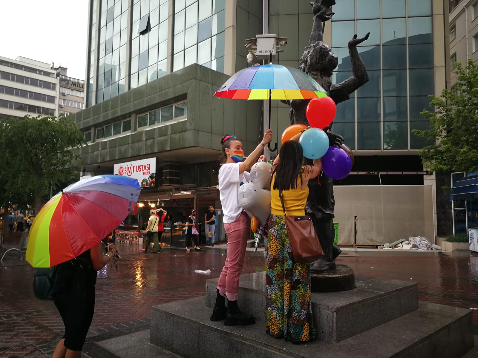 Ankara’da sivil polisten Onur eylemine: “Bu renkler olmaz” Kaos GL - LGBTİ+ Haber Portalı