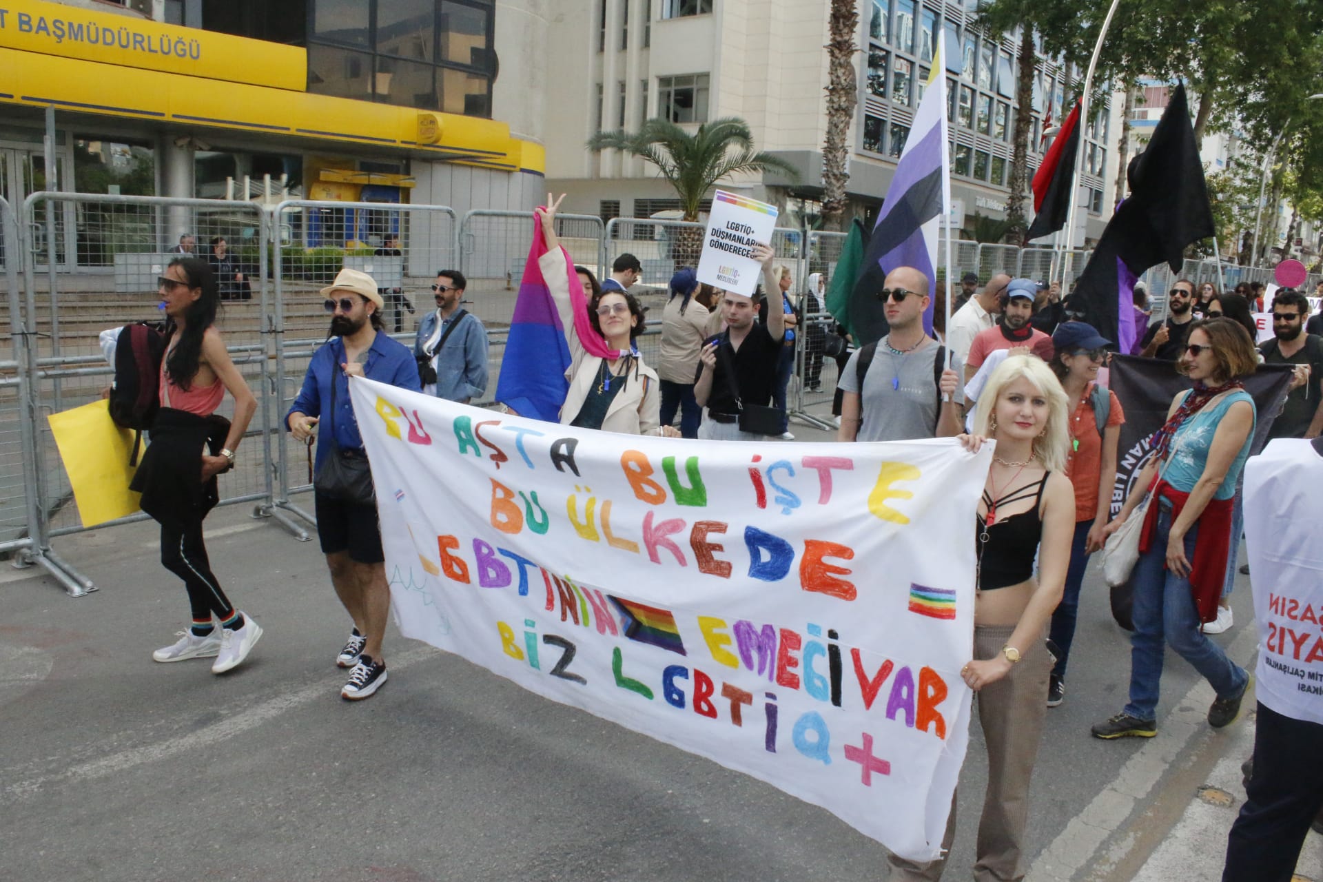 Antalya’da 1 Mayıs: Bu aşta, bu işte, bu ülkede LGBTİ’nin emeği var Kaos GL - LGBTİ+ Haber Portalı