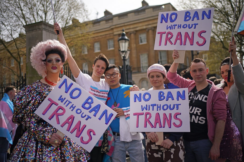 Birleşik Krallık “onarım terapisi” yasağına transları dâhil etmiyor, LGBTİ+ örgütler kararı protesto ediyor | Kaos GL - LGBTİ+ Haber Portalı Haber