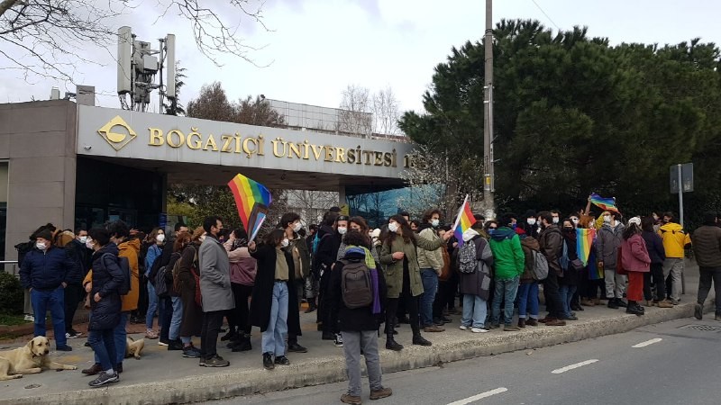 Boğaziçi’nde polis LGBTİ+ bayrağı taşıyan öğrencilere saldırdı | Kaos GL - LGBTİ+ Haber Portalı