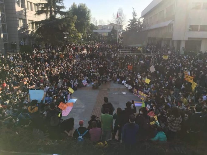 Boğaziçi’nde rektörü protesto eden öğrencilere ev baskını | Kaos GL - LGBTİ+ Haber Portalı