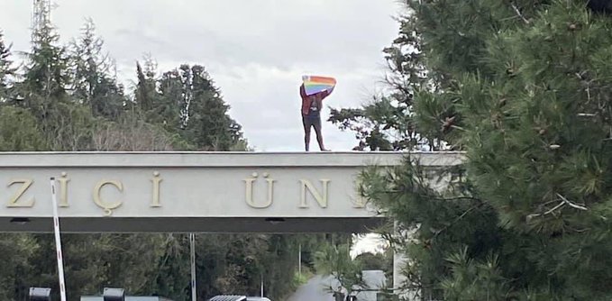 Boğaziçi Üniversitesi, gökkuşağı bayrağı açan öğrenciye soruşturma başlattı | Kaos GL - LGBTİ+ Haber Portalı