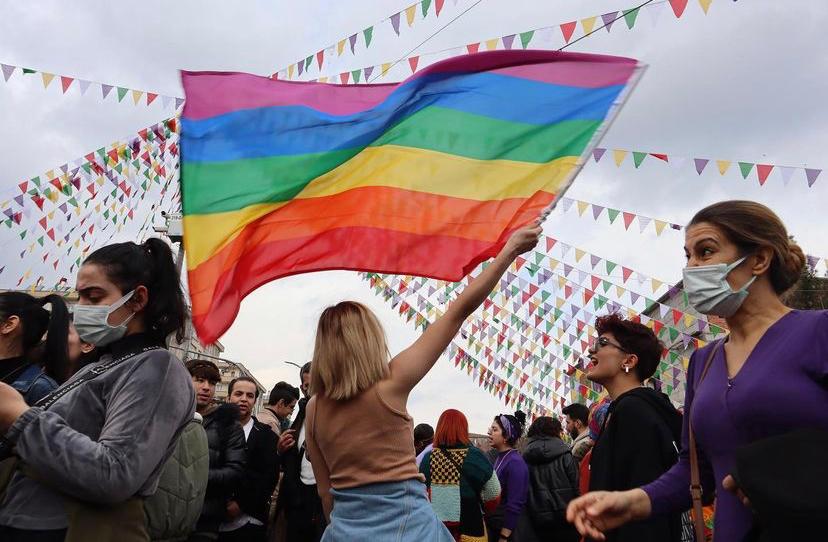 Diyarbakır 8 Mart’ındaki tek gökkuşağı bayrağının hikayesi Kaos GL - LGBTİ+ Haber Portalı