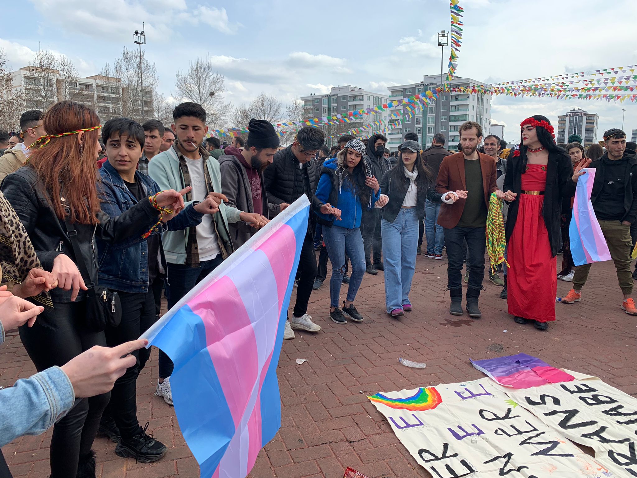 Diyarbakır, İstanbul ve İzmir Newrozlarında LGBTİ+’ların onuruna saldırılar | Kaos GL - LGBTİ+ Haber Portalı