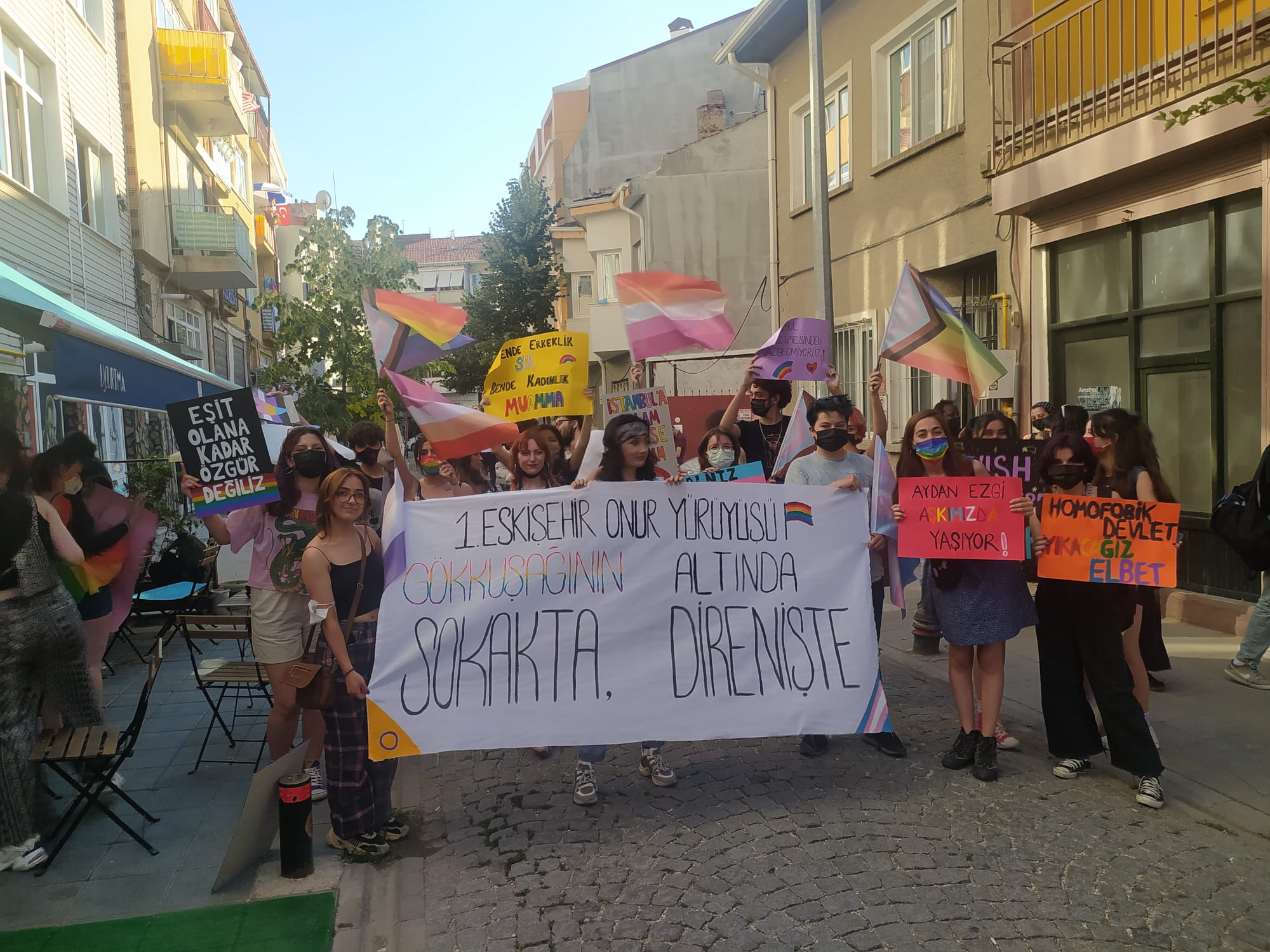 Eskişehir’de polis, Onur Yürüyüşü başlamadan aktivistleri gözaltına almaya başladı! | Kaos GL - LGBTİ+ Haber Portalı