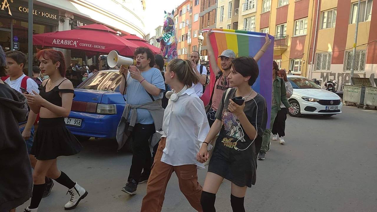 Eskişehir Onur Yürüyüşü: LGBTİ+’lar saldırıya uğrarken, nefret suçu işleyenlere dokunulmadı | Kaos GL - LGBTİ+ Haber Portalı Haber