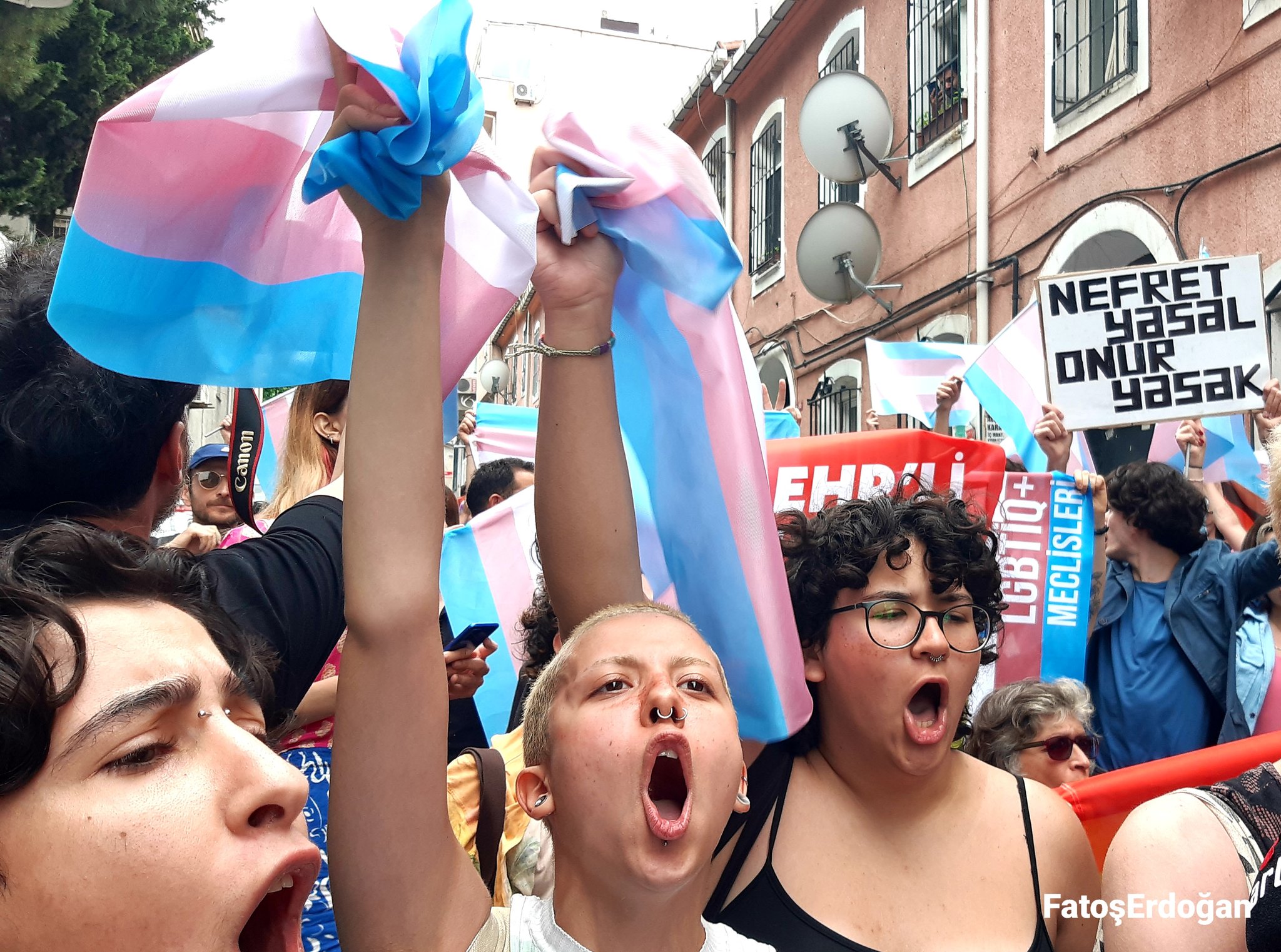 Fatoş Erdoğan’ın fotoğraflarıyla Trans Onur Direnişi | Kaos GL - LGBTİ+ Haber Portalı Haber