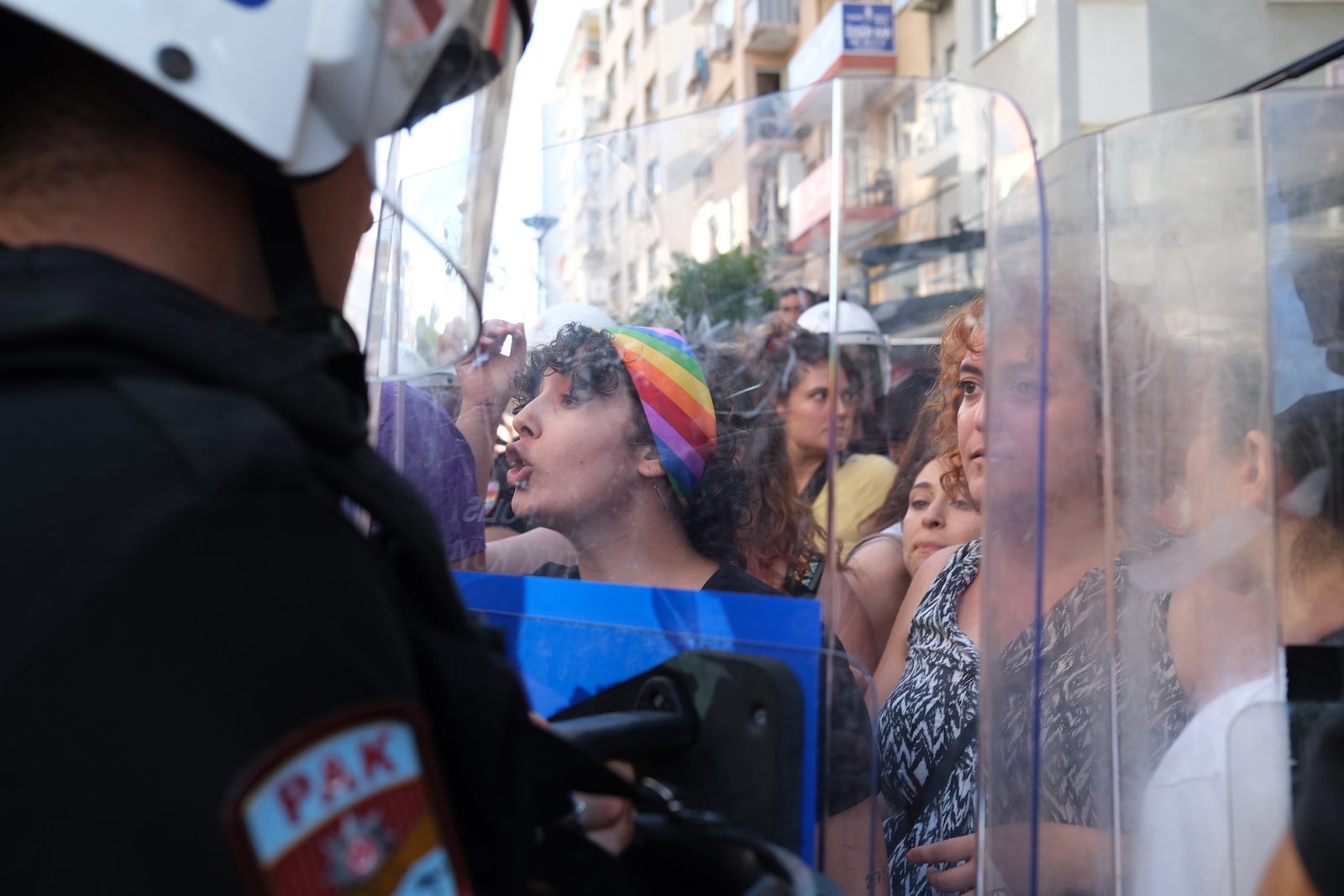 Fotoğraflarla 11. İzmir Onur Yürüyüşü | Kaos GL - LGBTİ+ Haber Portalı Haber