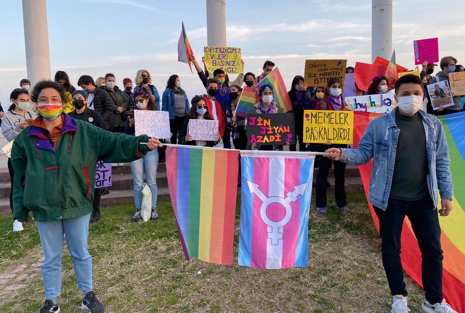 Fotoğraflarla Mersin Feminist Gece Yürüyüşü: Lezbiyen, mezbiyenler vardır! Kaos GL - LGBTİ+ Haber Portalı