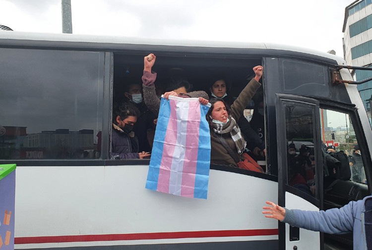 Protesters with rainbow and trans flags have been detained for the 4th time! Kaos GL - News Portal for LGBTI+