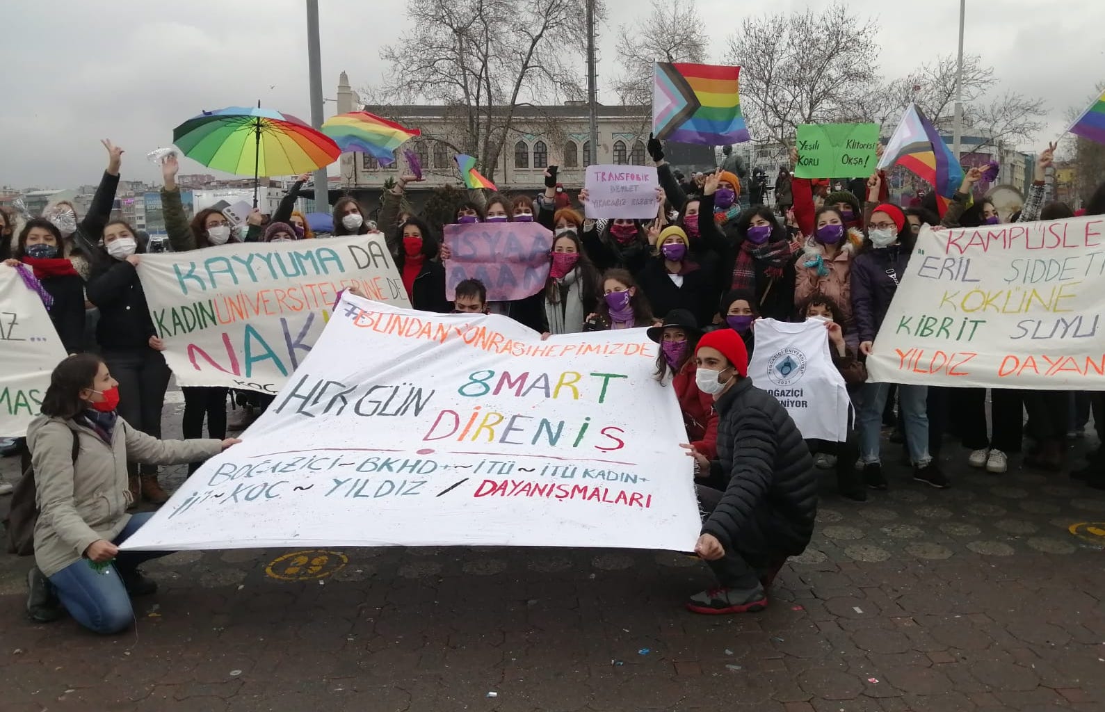 İstanbul 8 Mart eylemlerinde LGBTİ+ pankartları, trans ve gökkuşağı bayrakları ile şemsiyelere polis engeli! | Kaos GL - LGBTİ+ Haber Portalı