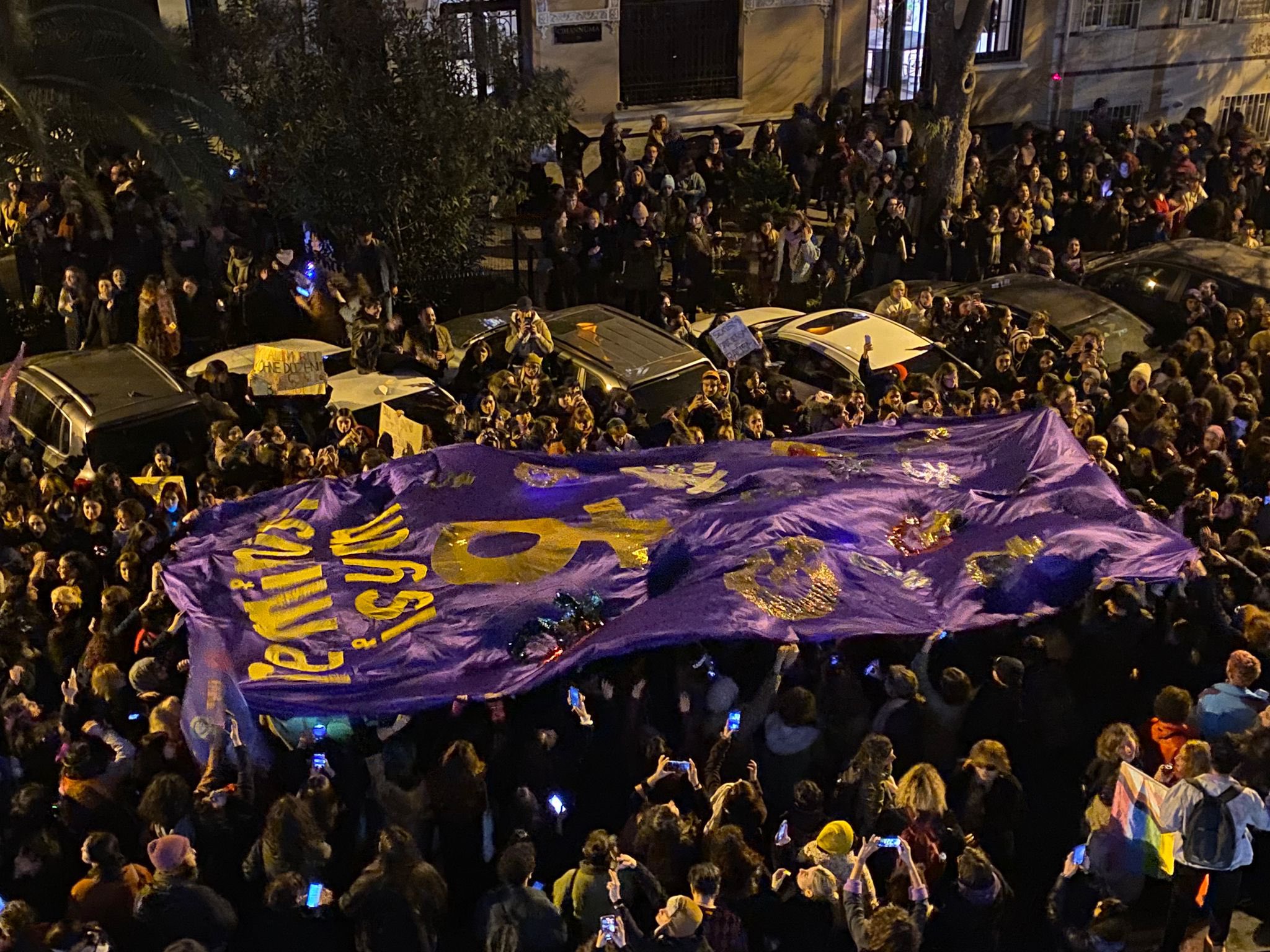 İstanbul’da feministler barikatları aştı: Öfkeliyiz, yastayız, isyandayız! | Kaos GL - LGBTİ+ Haber Portalı Haber