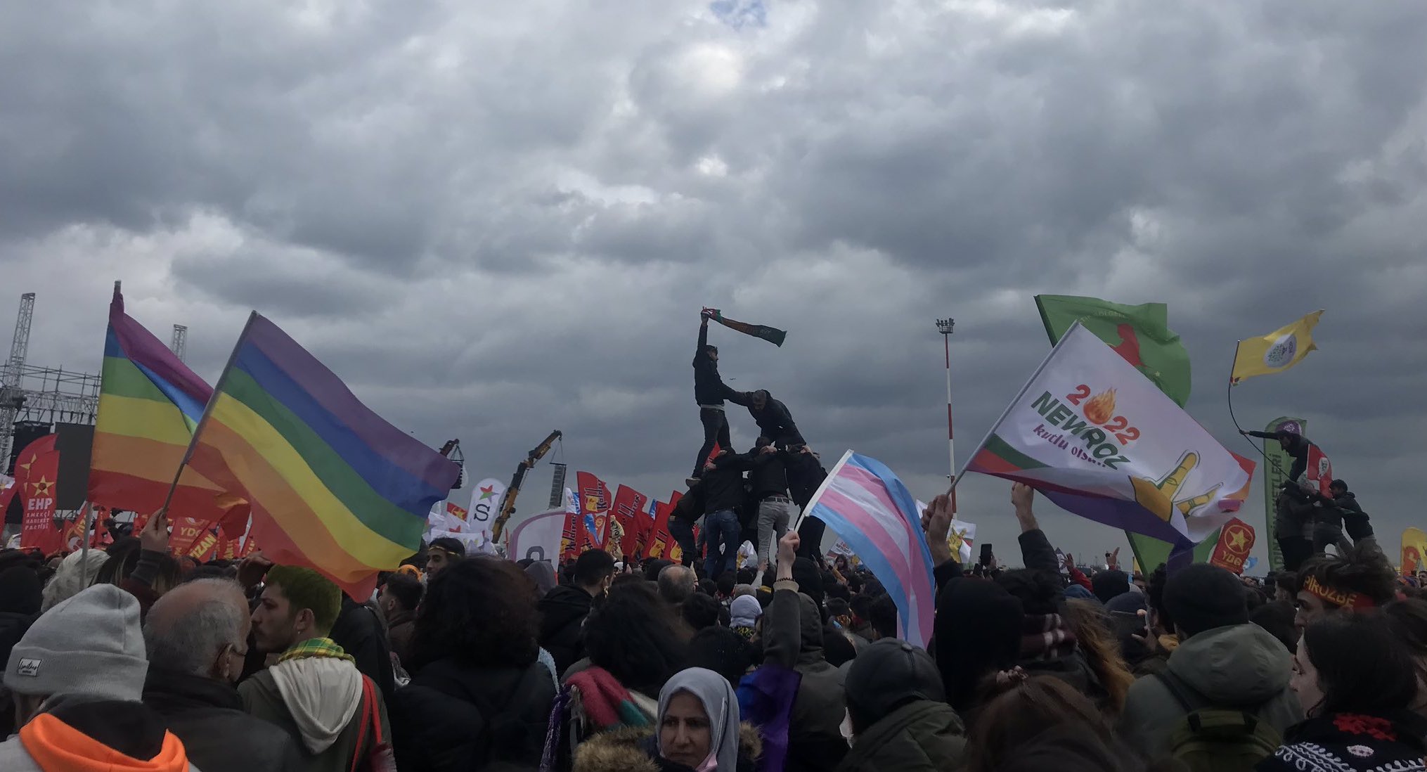 İstanbul’da Newroz: LGBTİ+ların yaşam haklarına saldıran erkek egemen politikaları reddediyoruz! Kaos GL - LGBTİ+ Haber Portalı