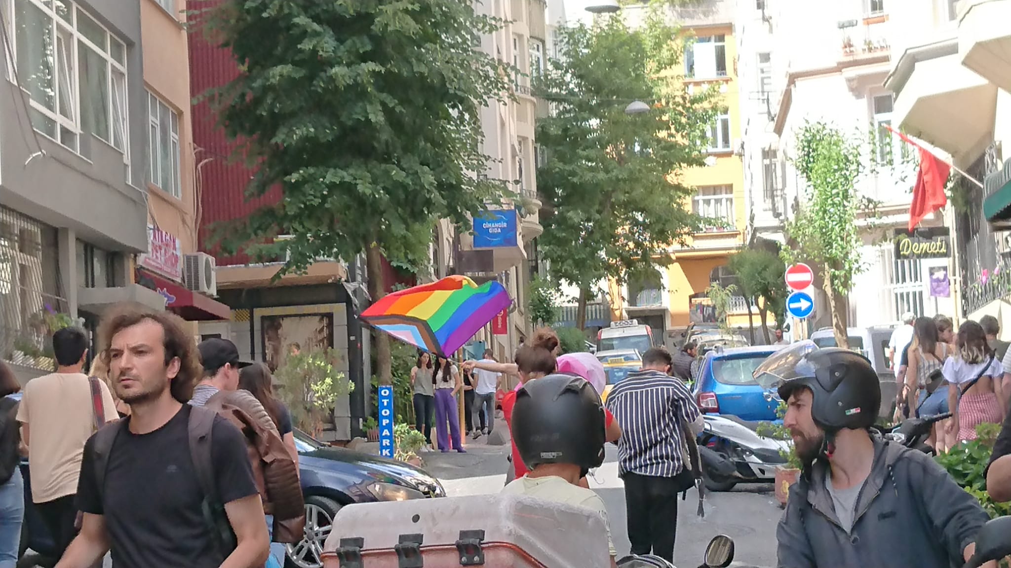 İstanbul Onur Yürüyüşü: Polis, kafelerde oturan LGBTİ+'lara ve basına saldırdı | Kaos GL - LGBTİ+ Haber Portalı Haber