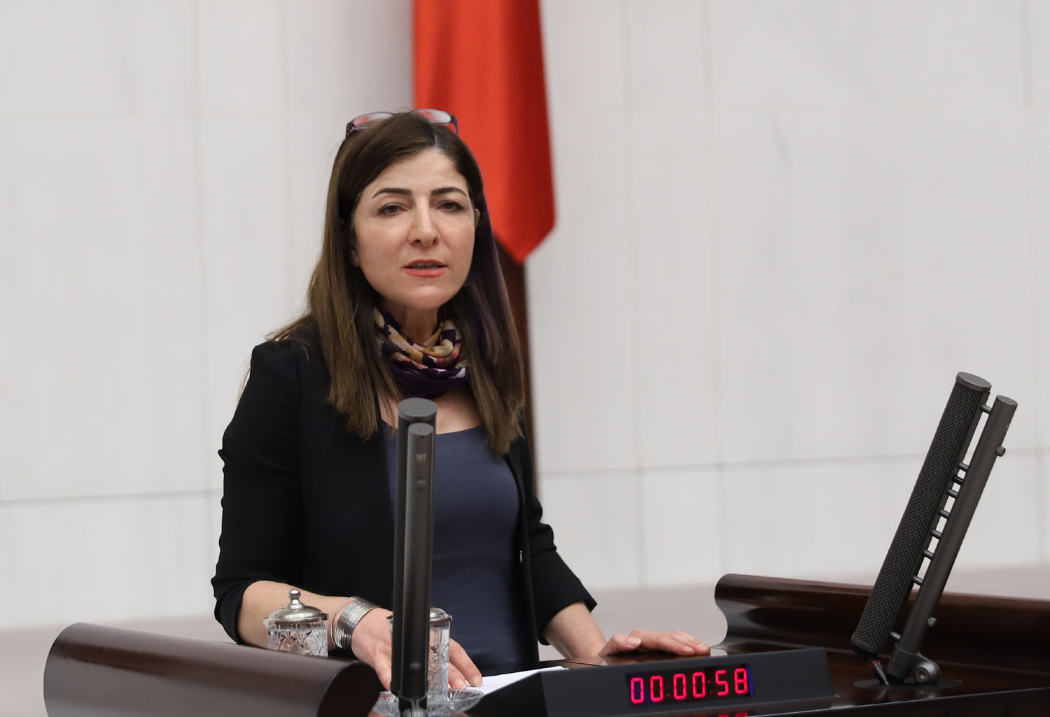 Züleyha Gülüm, İzmir’de trans kadınlara saldırıları Adalet Bakanı’na sordu | Kaos GL - LGBTİ+ Haber Portalı Haber