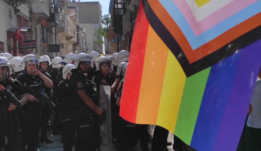 İzmir 10. LGBTİ+ Onur Yürüyüşü: Aktivistler, avukatlar, milletvekilleri ablukaya alındı, darp edildi | Kaos GL - LGBTİ+ Haber Portalı Haber