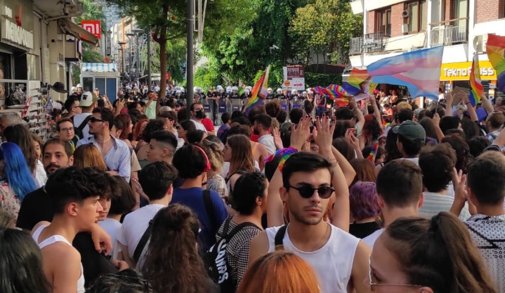 İzmir 10. LGBTİ+ Onur Yürüyüşü başladı! | Kaos GL - LGBTİ+ Haber Portalı