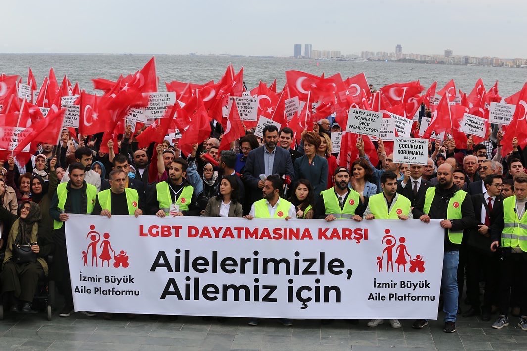 İzmir “Büyük Aile” mitinginde “devlet göreve” çağrıldı | Kaos GL - LGBTİ+ Haber Portalı Haber