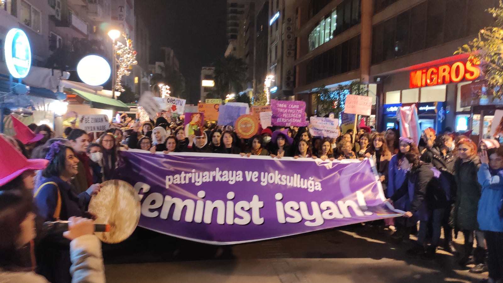 İzmir’de barikata yıkık diyorlar: Feminist Gece Yürüyüşü Kaos GL - LGBTİ+ Haber Portalı