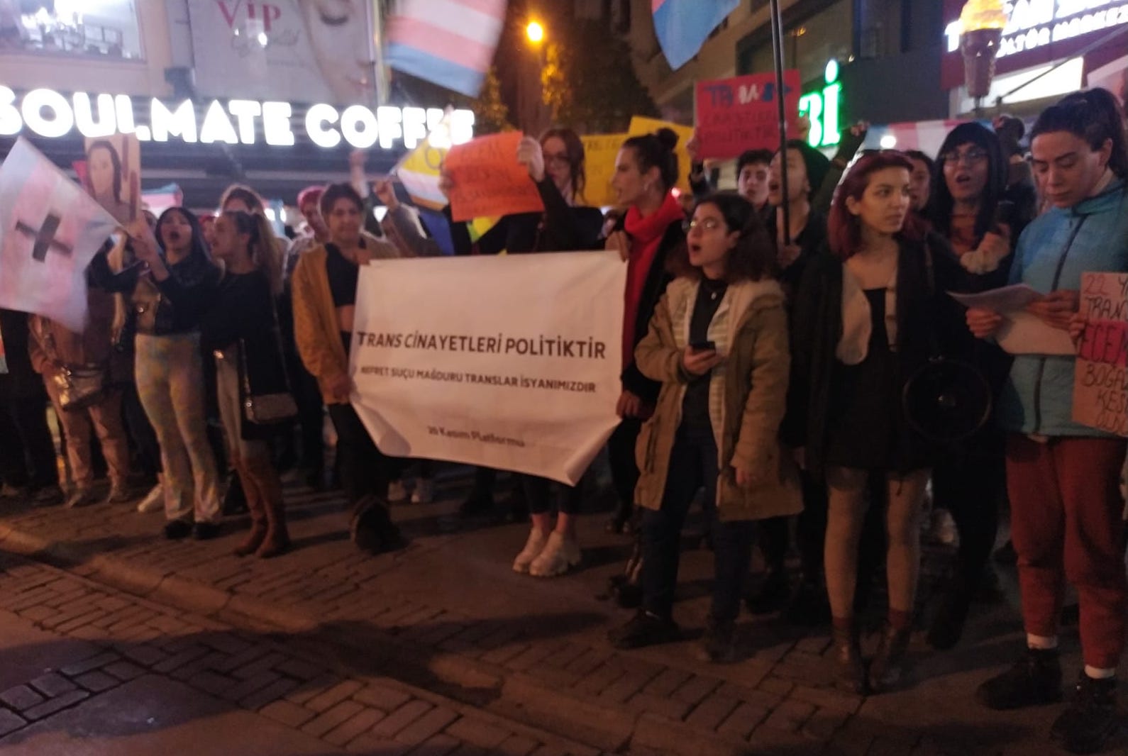 İzmir’de Ecem Seçkin için eylem: Nefret büyüyor, devlet koruyor | Kaos GL - LGBTİ+ Haber Portalı Haber