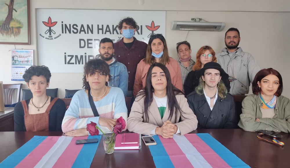 İzmir’de transfobik nefrete karşı basın açıklaması: Trans hayatlarımız değerlidir! Kaos GL - LGBTİ+ Haber Portalı