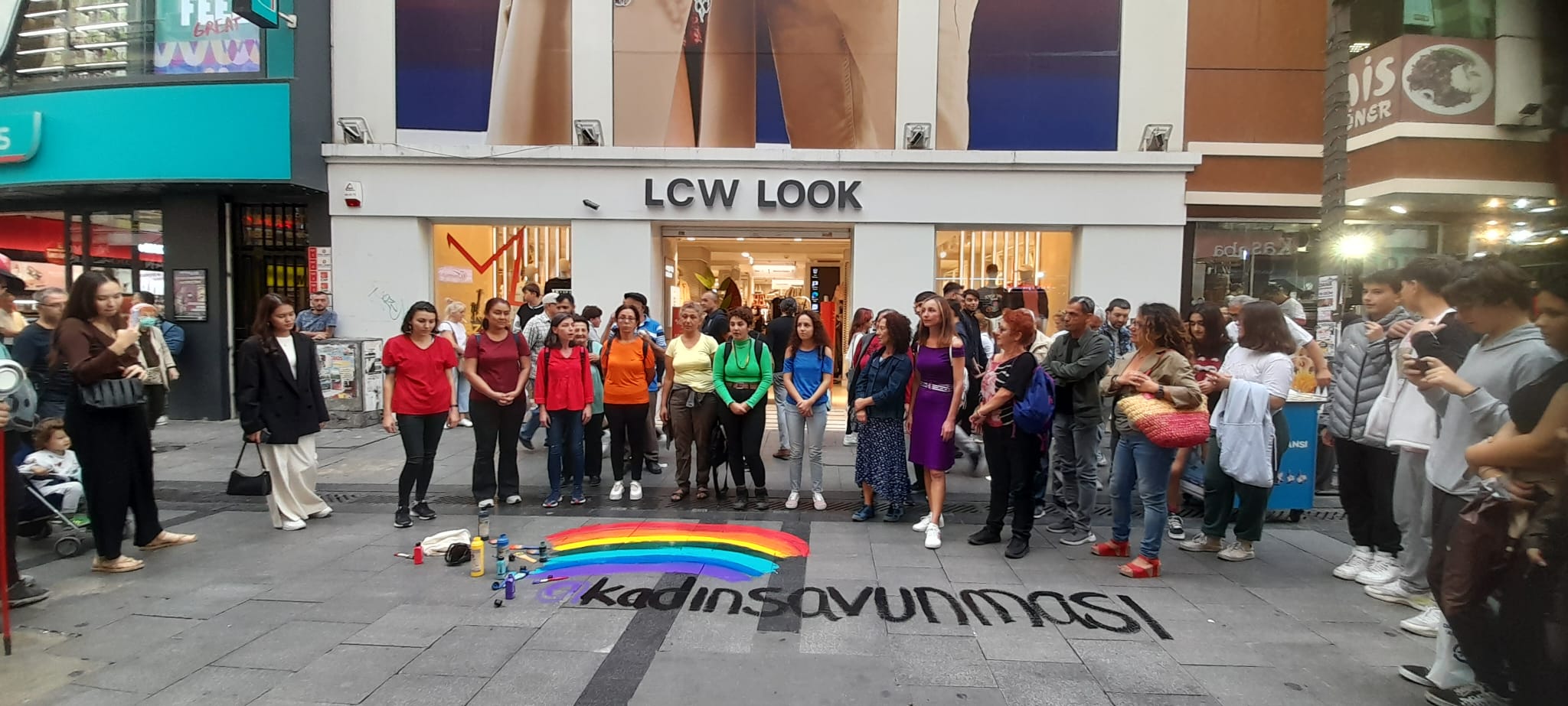 Kadın Savunma Ağı, LCW’yi protesto etti | Kaos GL - LGBTİ+ Haber Portalı Haber