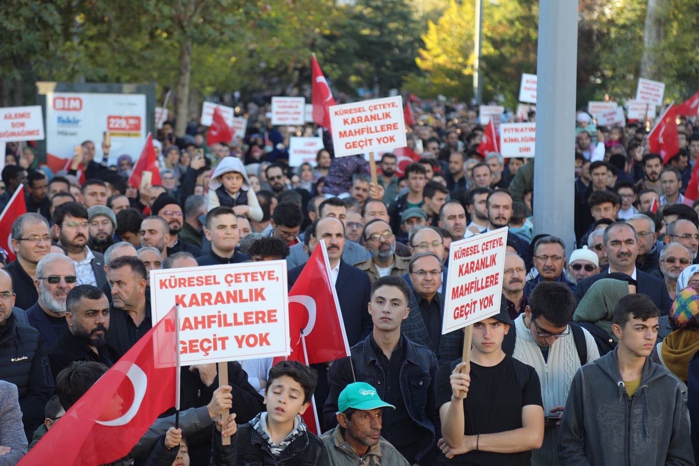 Konya’da Belediye Başkanı ve Milletvekili eşliğinde LGBTİ+ düşmanı nefret yürüyüşü | Kaos GL - LGBTİ+ Haber Portalı Haber