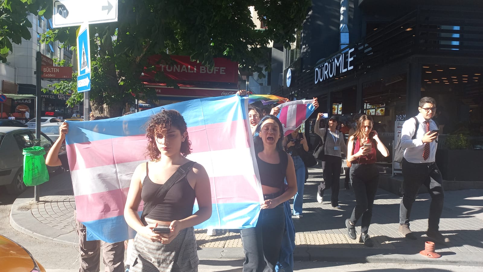 LGBTİ+ düşmanlarını kanatlarının altına alan polis Onur Yürüyüşü’ne saldırdı | Kaos GL - LGBTİ+ Haber Portalı Haber