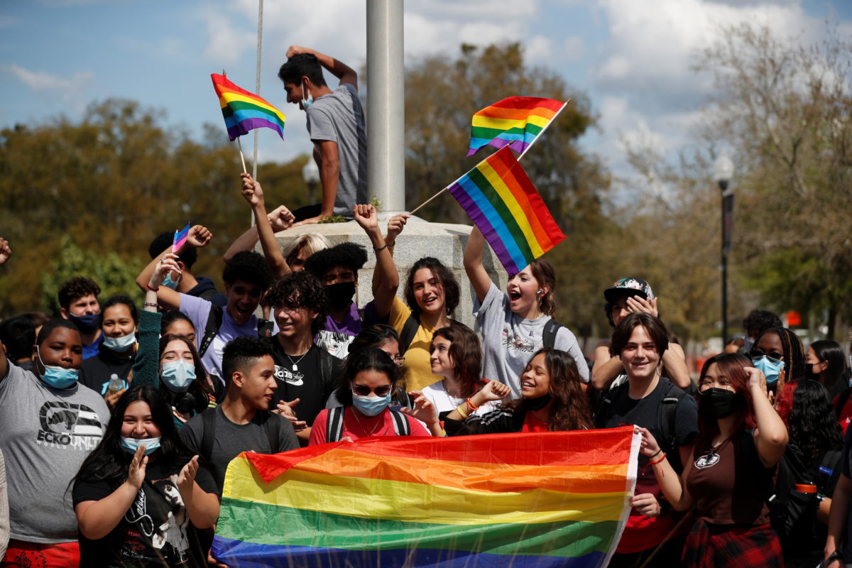 LGBTİ+ düşmanlığı Florida’da 8 ayda 355 kitap yasaklattı! | Kaos GL - LGBTİ+ Haber Portalı Haber