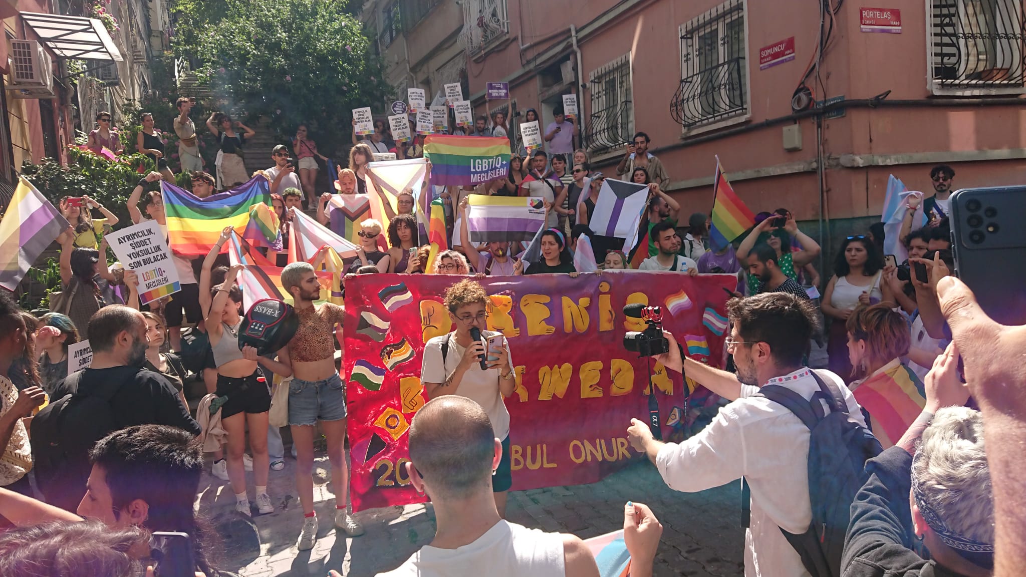 LGBTİ+’lar polis saldırısını aştı, Pürtelaş’ta açıklama okudu: Dayanışmayla buradayız! | Kaos GL - LGBTİ+ Haber Portalı Haber