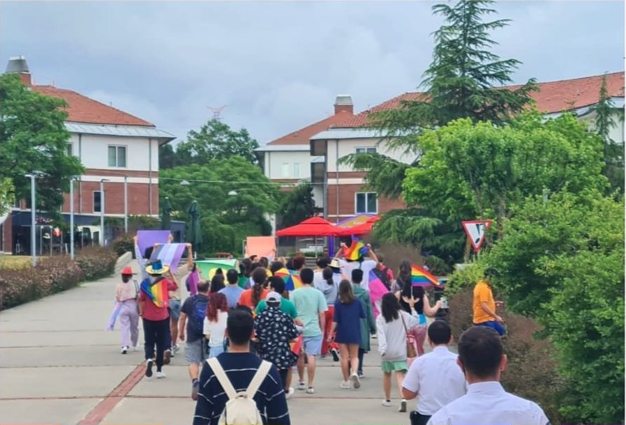 LGBTİ+’lar Sabancı Üniversitesi’nde yürüdü | Kaos GL - LGBTİ+ Haber Portalı Haber