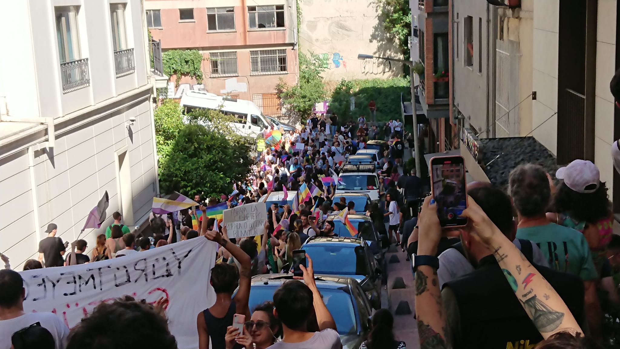 LGBTİ+'ların direnişi polis saldırısını aştı, Onur Yürüyüşü Cihangir’i turladı | Kaos GL - LGBTİ+ Haber Portalı Haber