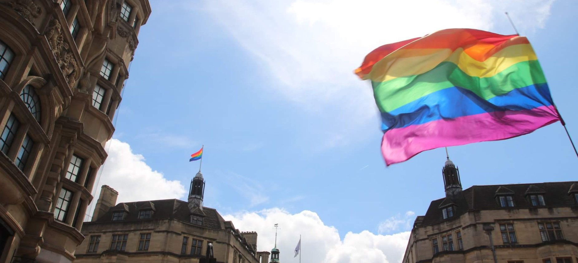 “LGBTİ+’ların hayatlarını kutlamak ve çatımızdaki gökkuşağı bayrağıyla desteklemekten gururluyuz” | Kaos GL - LGBTİ+ Haber Portalı