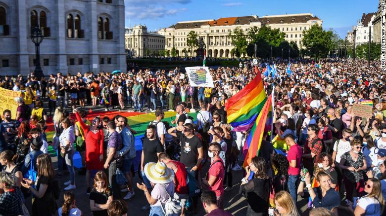 “Macaristan’da hükümet LGBT ve çocuk haklarını savunan sivil toplumu cezalandırmaktan vazgeçmeli” Kaos GL - LGBTİ+ Haber Portalı