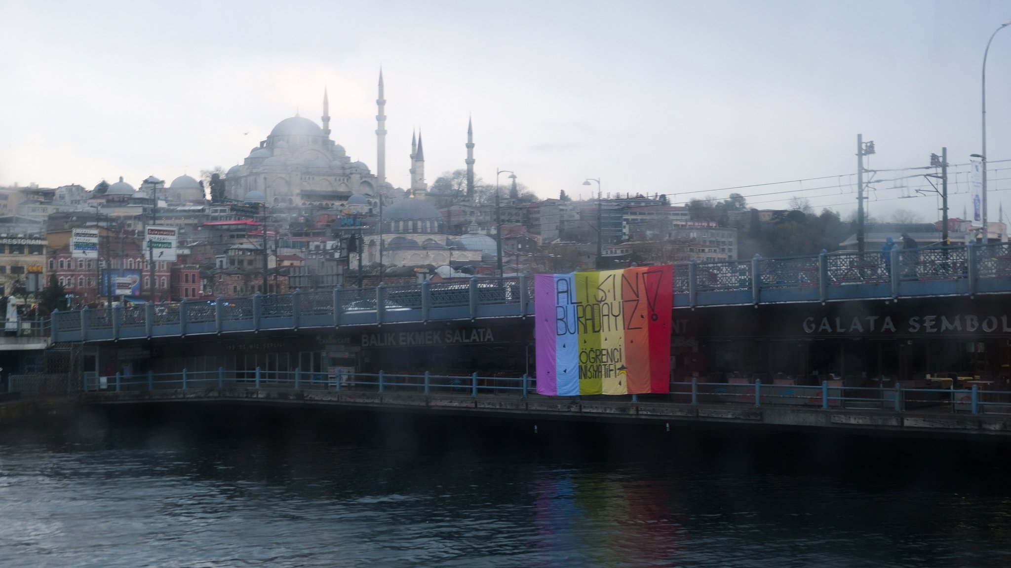 Öğrenci İnisiyatifi, Galata Köprüsü’ne gökkuşağı bayrağı astı Kaos GL - LGBTİ+ Haber Portalı