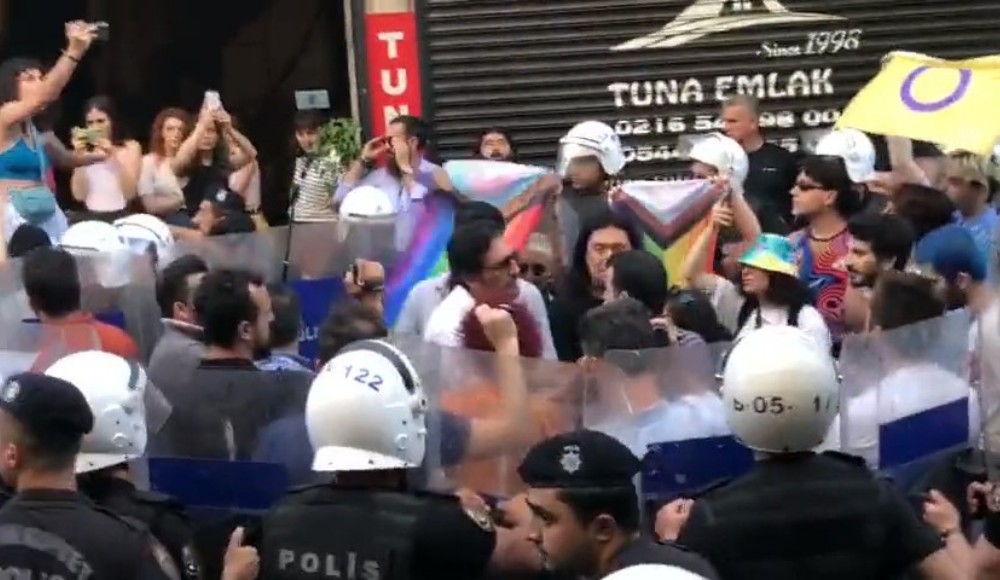 Onur Ayı’nın gelişi sebebiyle Kadıköy’de bir araya gelen LGBTİ+’lar gözaltına alındı | Kaos GL - LGBTİ+ Haber Portalı