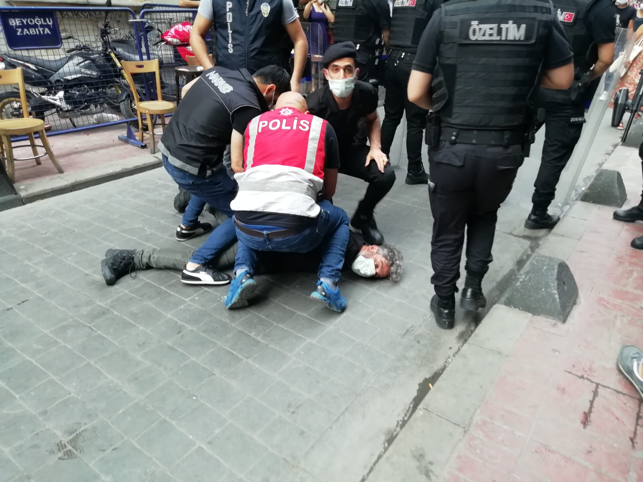 Polislerin Onur Yürüyüşü'nde boğazına basıp, nefesini kestiği gazeteci yargılanıyor | Kaos GL - LGBTİ+ Haber Portalı Haber