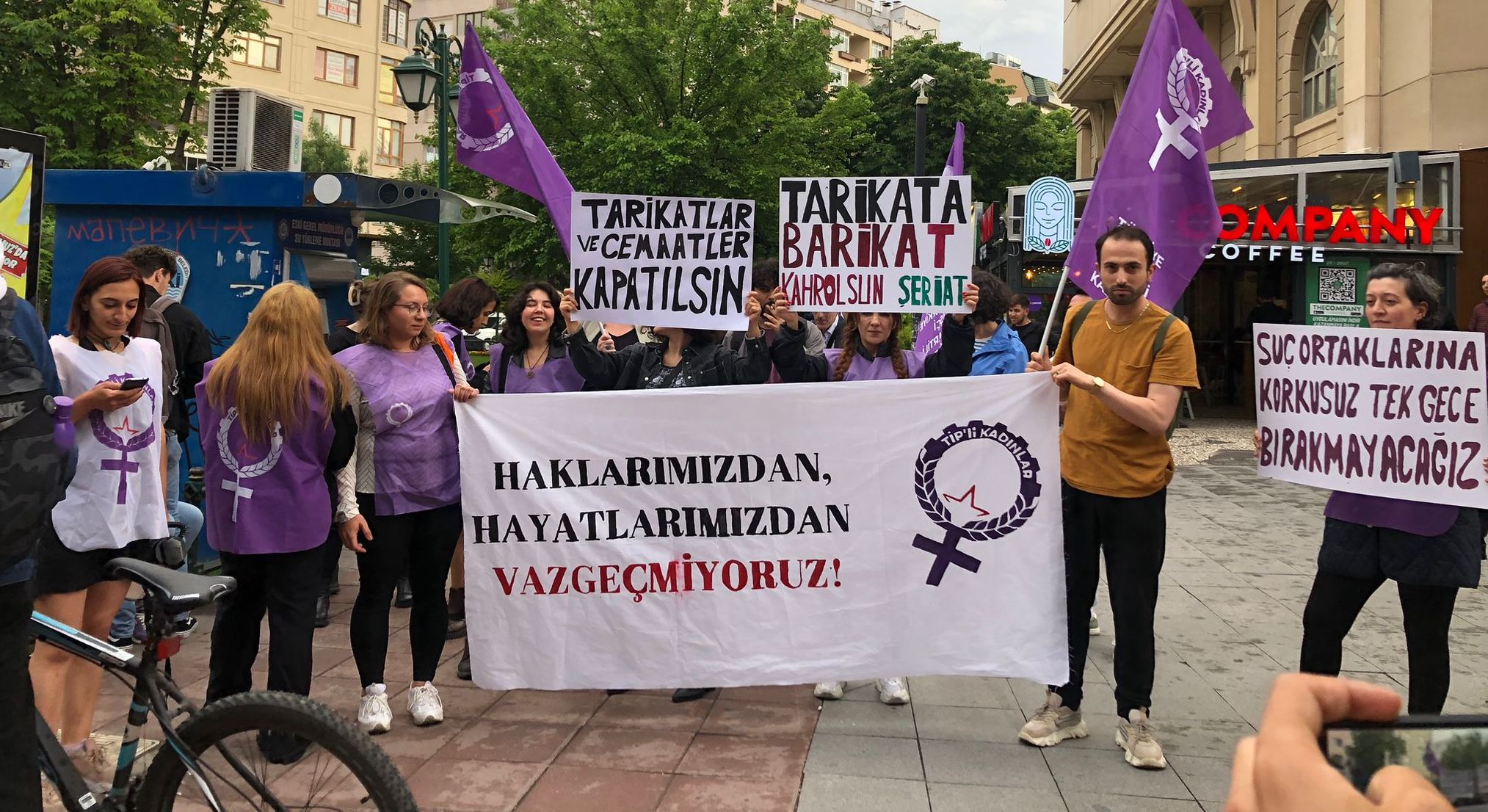 Police attacked women from TİP unfurling trans flag in Eskişehir | Kaos GL - News Portal for LGBTI+ News