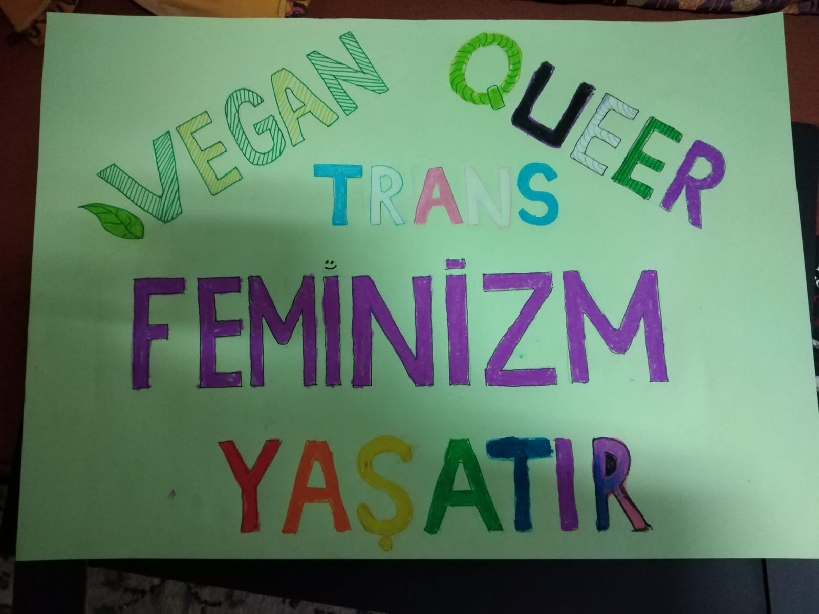 Polis Adana’da “trans feminizm” yazan dövizi mitinge almadı, gökkuşağı renginde çoraba bile sorun çıkardı! Kaos GL - LGBTİ+ Haber Portalı