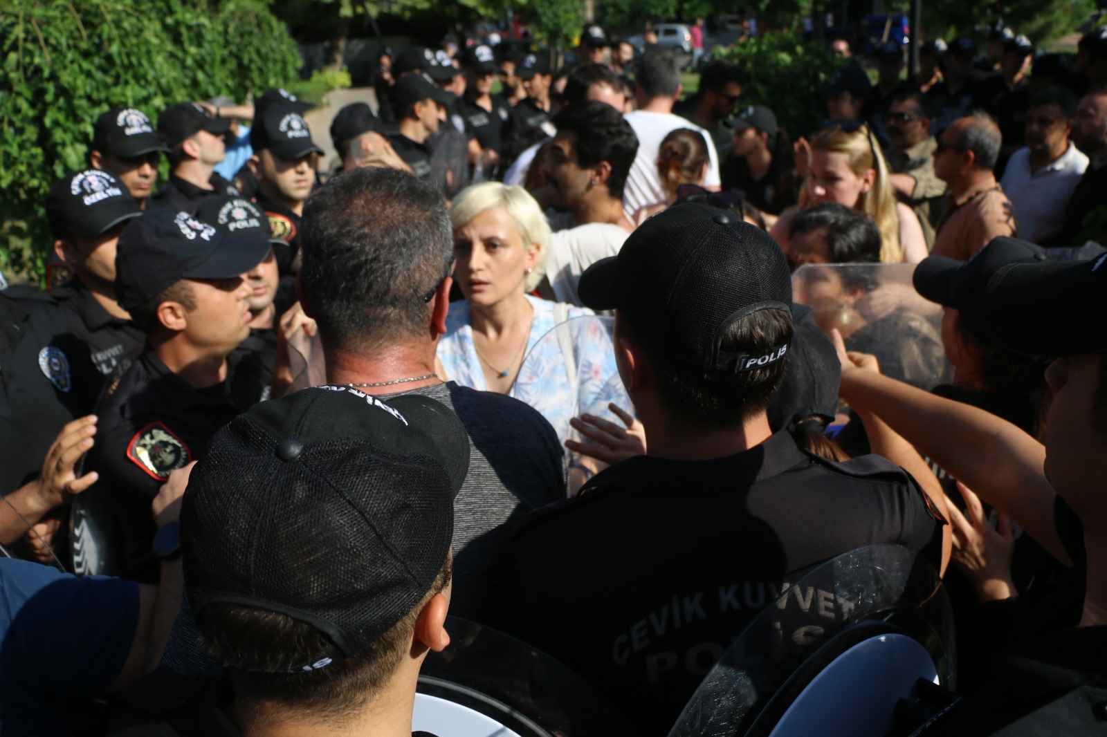 Adana’da polis, Milletvekili Perihan Koca’yı darp etti! | Kaos GL - LGBTİ+ Haber Portalı Haber