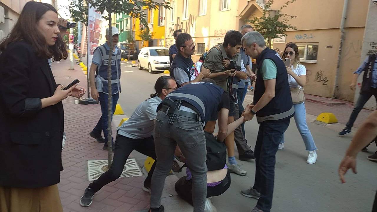 Savcıya göre Onur Yürüyüşü’nde fotoğraf çekmek de suç, slogan atmak da! | Kaos GL - LGBTİ+ Haber Portalı Haber