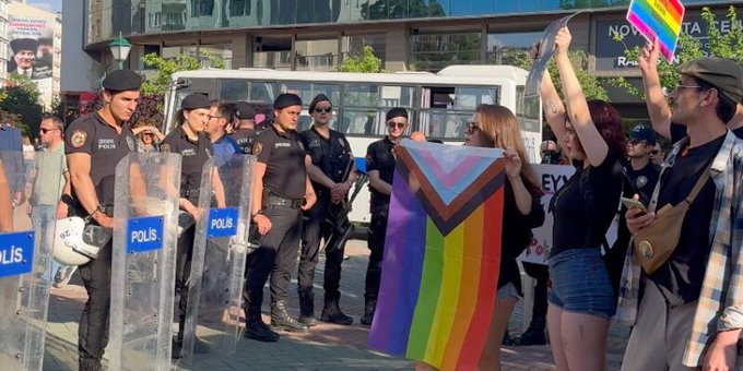 TİHV’den Onur Ayı’nda hak ihlalleri: “Toplam 23 kişi gözaltına alındı” | Kaos GL - LGBTİ+ Haber Portalı Haber