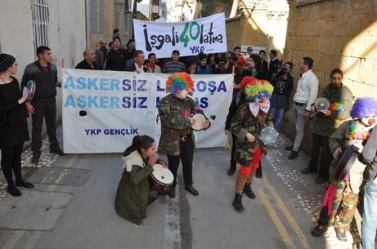 Askersiz Lefkoşa İçin Kuzey’den ve Güney’den Ateşkes Hattına Yürüdüler | Kaos GL - LGBTİ+ Haber Portalı Haber